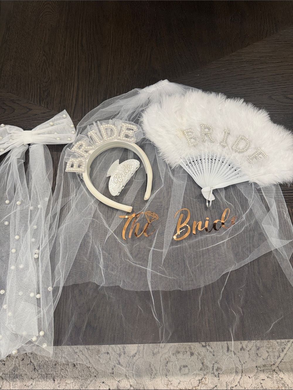 Bride to be accessories Veil/Feather Fan/Hair Clip/Bow Set - White